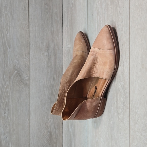 Free People Women Cutout Side Ankle Leather Pointed toe boots shoes sz 37/6 - Picture 1 of 11